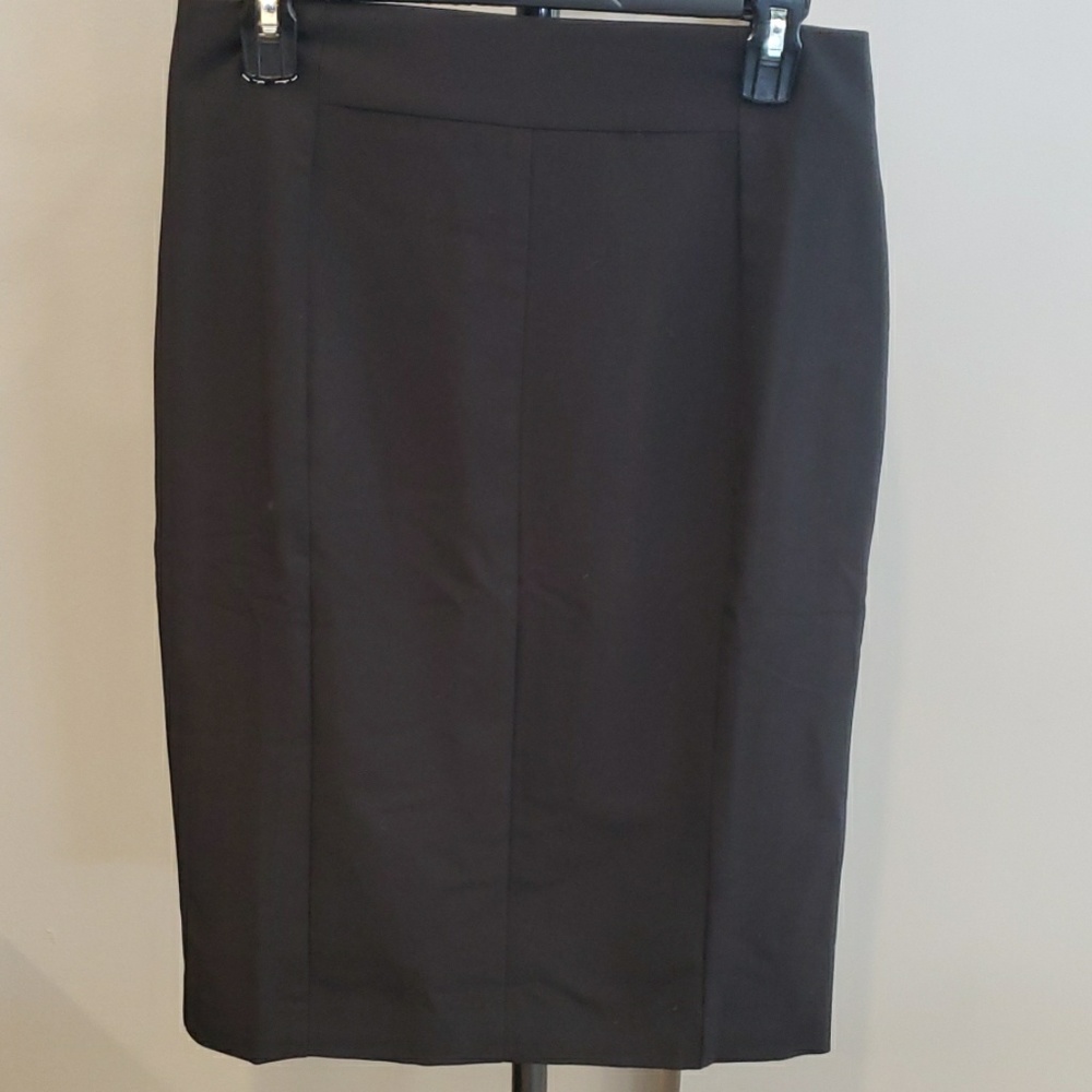 Worthington womens black skirt. Lined. Size 8. EUC